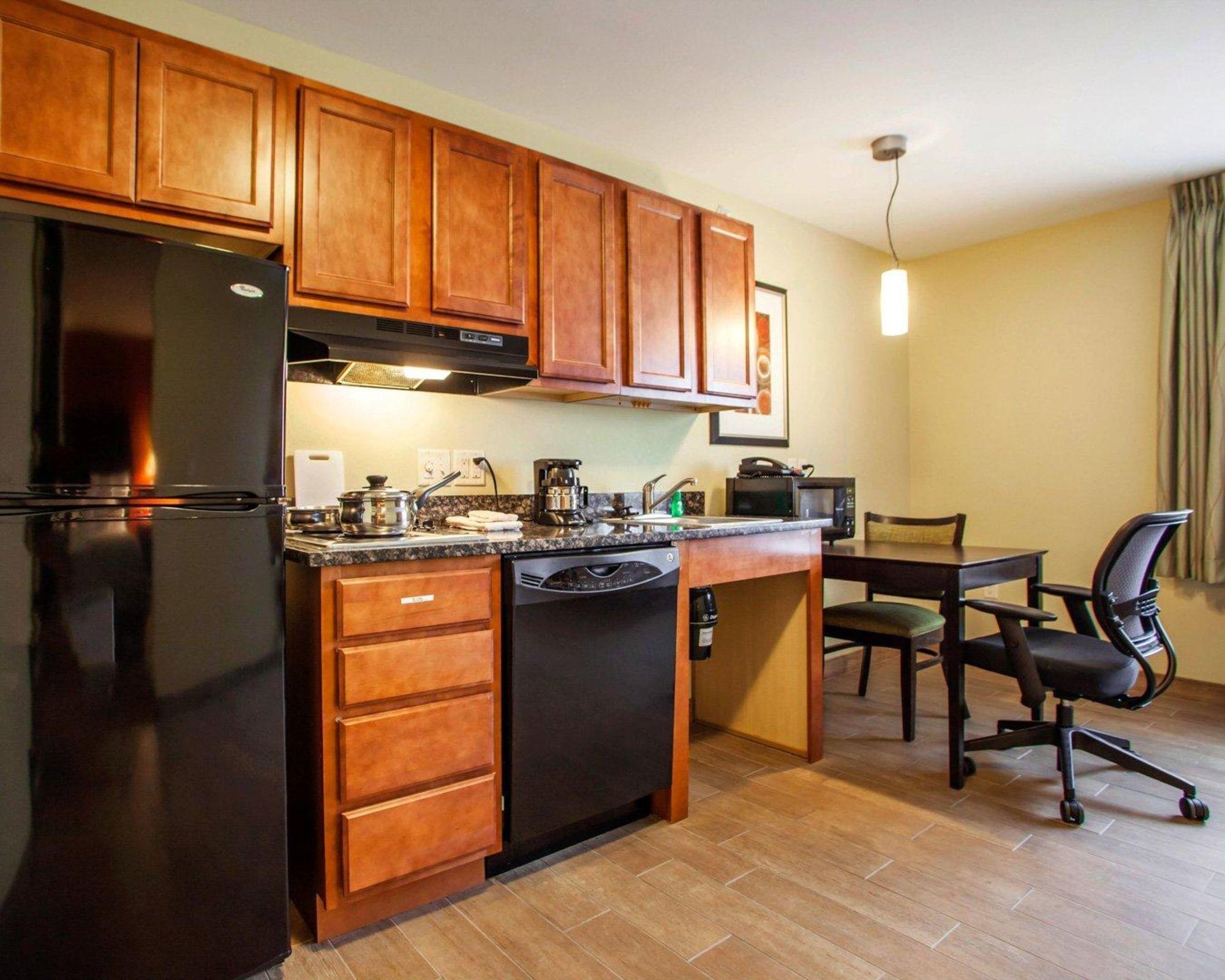 Suburban Studios Cedar Falls Εξωτερικό φωτογραφία