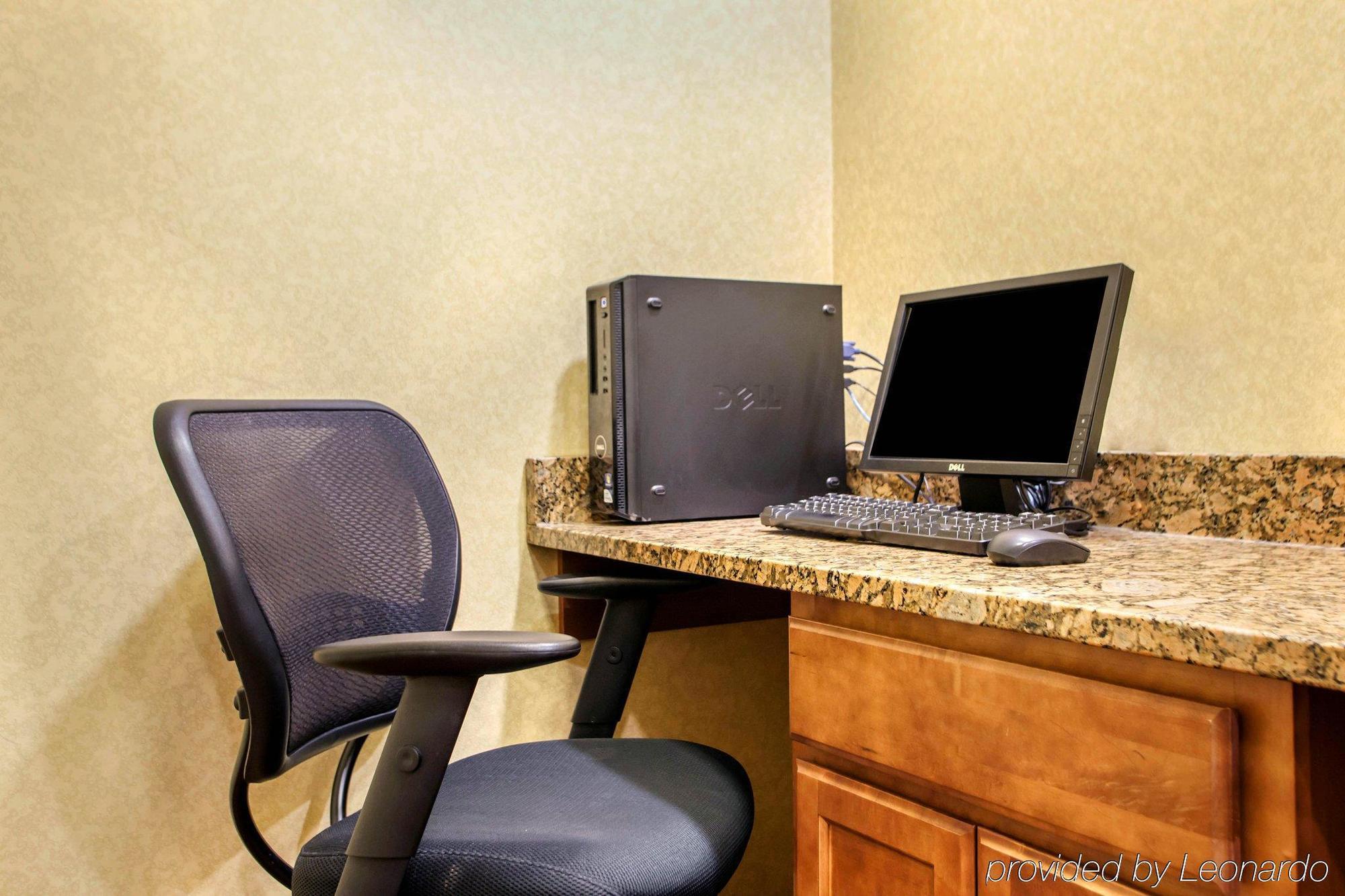 Suburban Studios Cedar Falls Εξωτερικό φωτογραφία