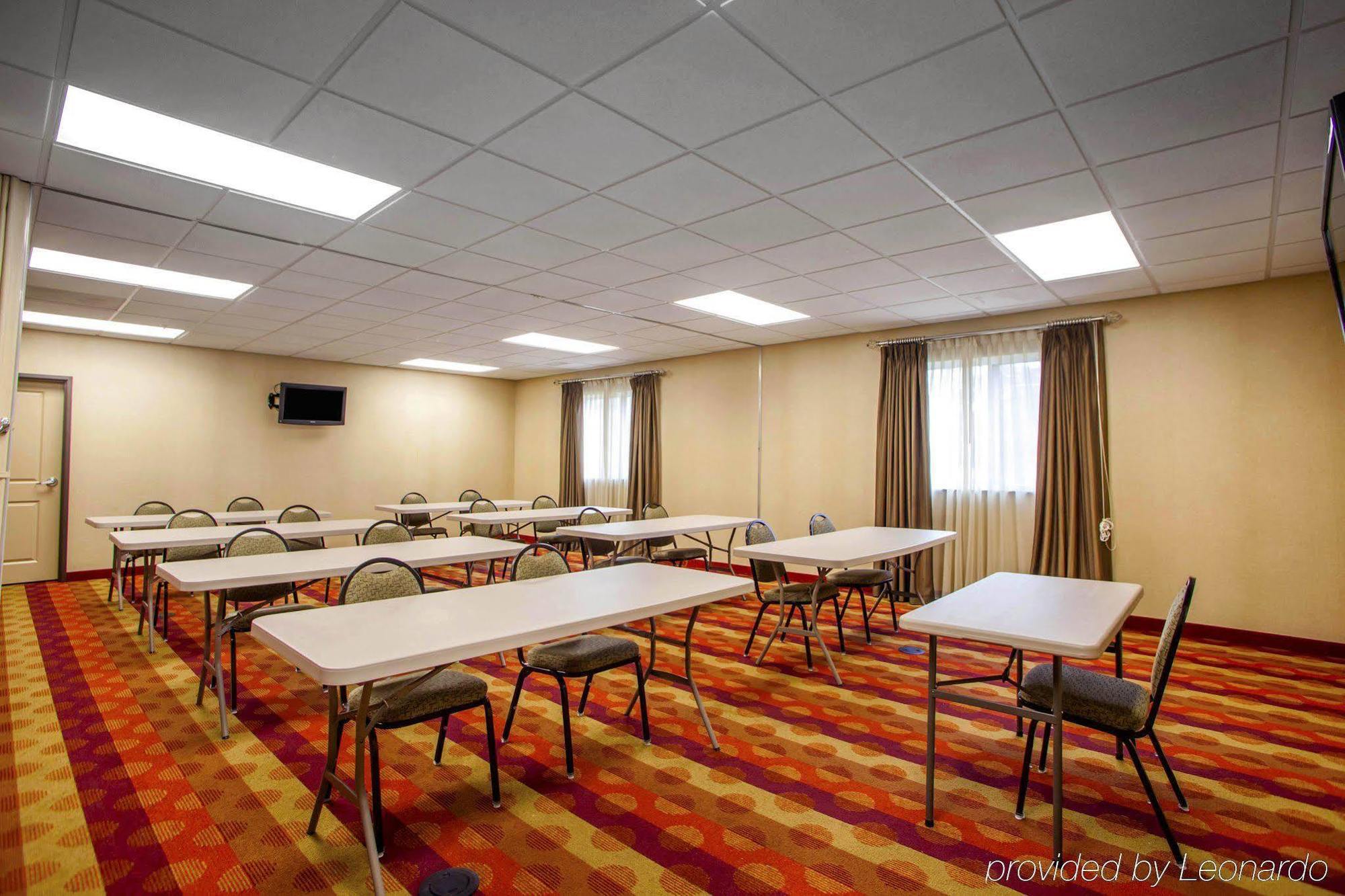 Suburban Studios Cedar Falls Εξωτερικό φωτογραφία