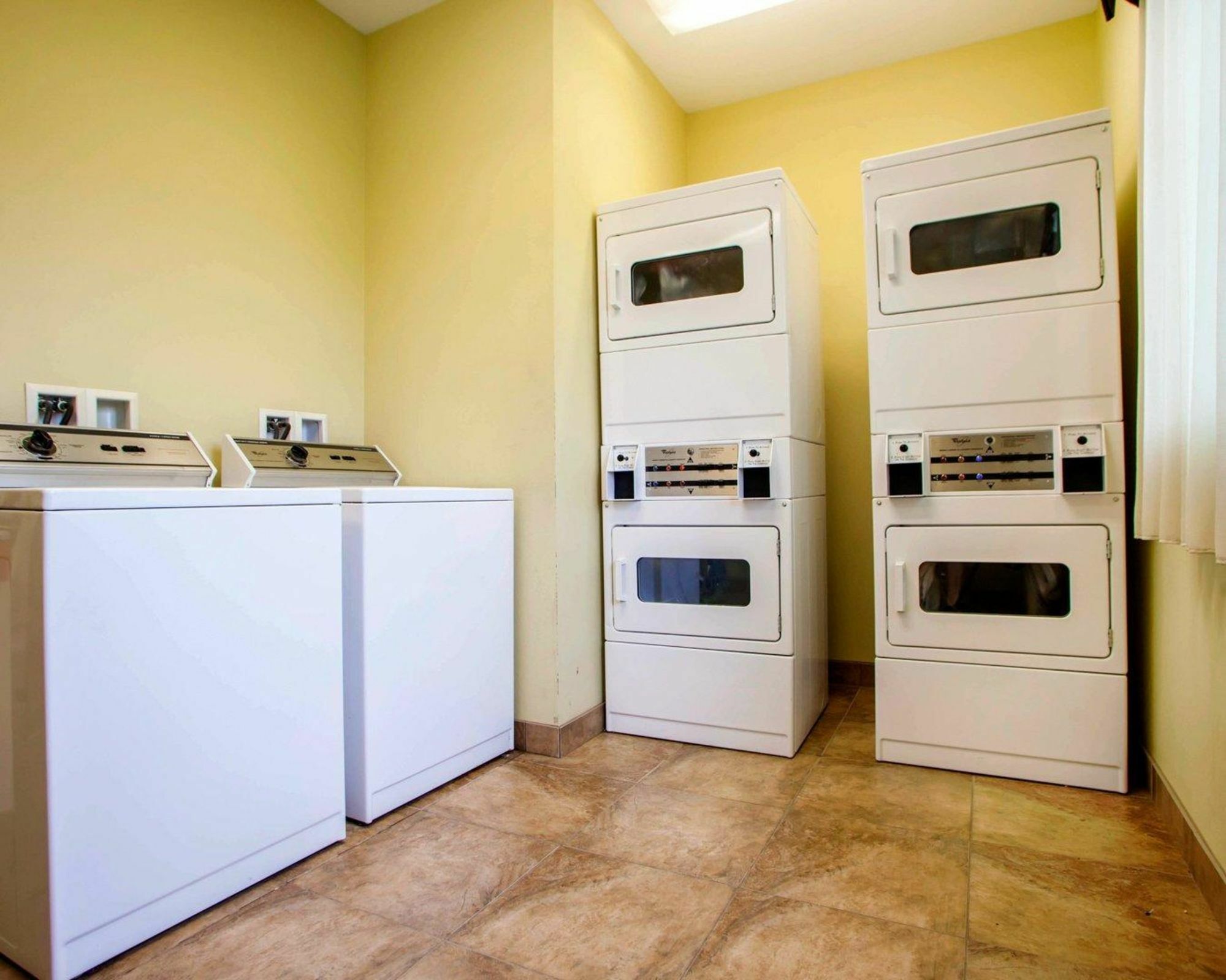 Suburban Studios Cedar Falls Εξωτερικό φωτογραφία